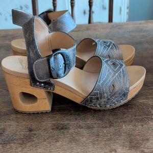 Dansko Metallic Silver Leather Cutout Buckle Sandals, Never Worn!!